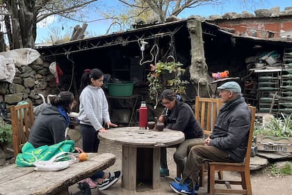 El viernes, Brenda y su hermana vuelven a su casa, en donde comparten unos mates con sus papás