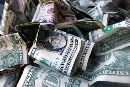 El viernes, el dólar oficial en las pizarras del Banco Nación cotizó a $841 para la compra y $881 para la venta(Foto AP/Mark Lennihan)