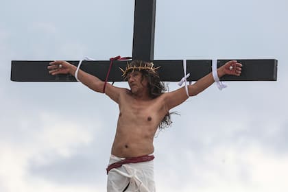 El Viernes Santo, fecha en que los fieles recuerdan la crucifixión de Jesús, es un feriado nacional en la Argentina (AP Photo/Gerard V. Carreon)