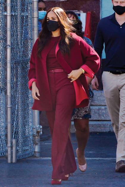 El viernes visitaron una escuela en Harlem y Meghan leyó su libro, The Bench, a chicos de segundo grado. Ella, que se soltó el pelo por única vez, lllevaba un total look de Loro Piana: abrigo reversible en cachemir (5.600 dólares), top modelo Guastalla (1.038 dólares), pantalón ancho Antoine (1.600 dólares) y cinturón de cuero (766 dólares) de la misma firma. Sus stilettos de gamuza, los Toro 105, eran de Manolo Blahnik (657 dólares).