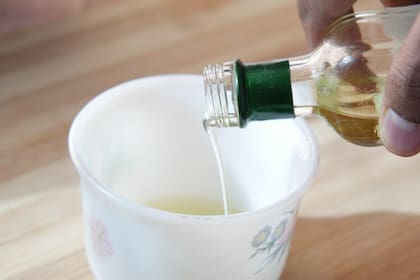 El vinagre blanco actúa como un desengrasante natural, económico y sin impacto ambiental