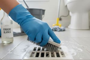 Inesperado: por qué hay que ponerle vinagre al agua para limpiar los pisos