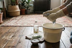 La mezcla casera con vinagre y sal que debes aplicar en la casa antes de Año Nuevo