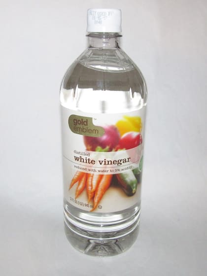 El vinagre blanco puede contribuir a que tengas un pelo brilloso, sin caspa y con un pH equilibrado