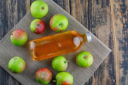 El vinagre de manzana ayuda a combatir el colesterol malo, a reducir la grasa corporal y a bajar la glucosa de la sangre, entre otras cosas