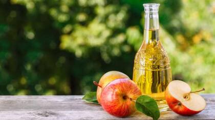 El vinagre de manzana también se utiliza de manera tópica para mejorar el aspecto de la piel

