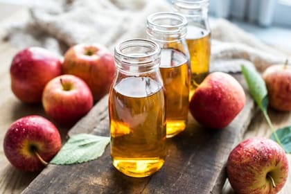 El vinagre de sidra de manzana se elabora mediante un proceso de  fermentación