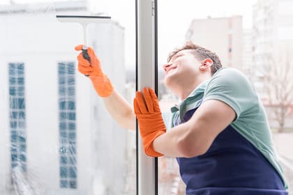 El vinagre elimina residuos y el alcohol evita las marcas