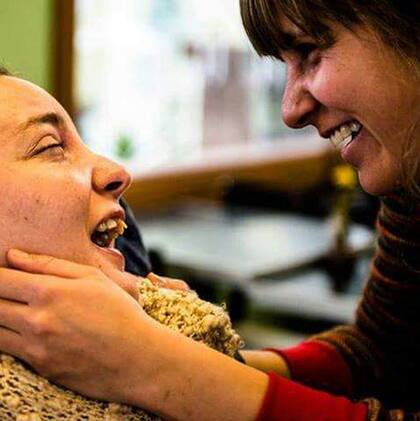 El vínculo con mis alumnos es muy cálido y de mucho respeto. Cuando finalizó el ciclo lectivo me hicieron regalos, para mi cumpleaños me hicieron una fiesta re linda, me llevaron un montón de tortas y afiches que decían cosas muy buenas", cuenta "Naty", emocionada.