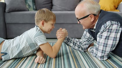 El vínculo entre abuelos y nietos es una relación fundamental que aporta beneficios emocionales, psicológicos y cognitivos a ambas partes
(Foto de carácter ilustrativo: UNPLASH)