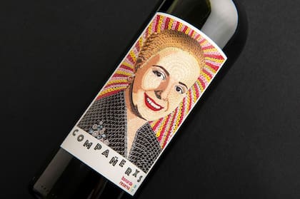 El vino Compañerxs se vende con la etiqueta del cuadro Evita Pop y los fondos recaudados se destinan a fines solidarios