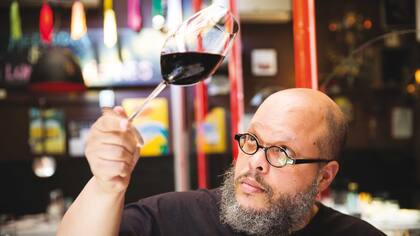 El vino es otra de las obsesiones de Motta: en una vinería palermitna adquirió etiquetas para su cava hogareña