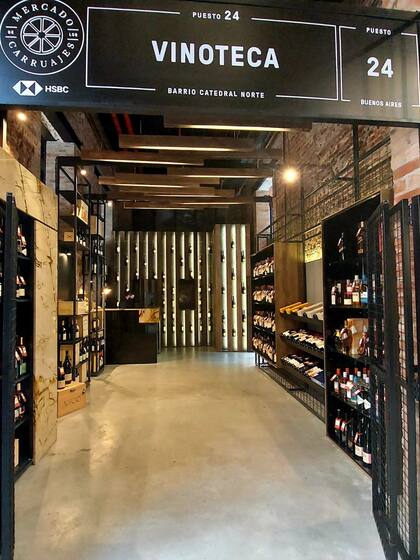 El vino es un capítulo importante, con dispensers italianos para pedir por copa y sommeliers expertos listos para asesorar.