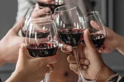 El vino puede "arruinar" una prenda (Foto Pexels)