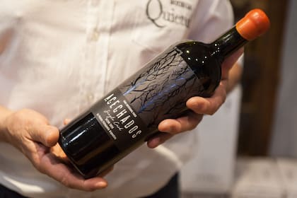 El vino que resultó campeón de la Argentina: se trata del Acechados Blend Single Cask 2019, que ganó el concurso VINUS. Lo cataron 35 enólogos y le dieron un puntaje de 97 sobre un máximo de 99.