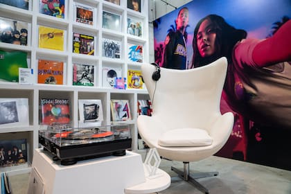 El Vinyl Bar del stand de Renault en Cariló