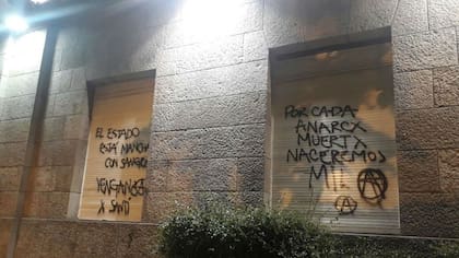 El violento ataque a la sede del gobierno municipal comenzó luego de que Sergio Maldonado confirmara que el cadávar del Río Chubut era el de su hermano