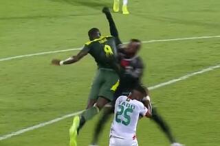 Un impresionante choque en la semifinal que terminó con dos jugadores desmayados