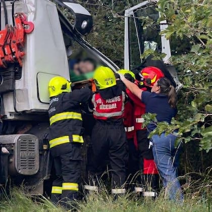 El violento choque frontal entre dos camiones dejó como saldo un conductor muerto.