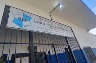 Una estudiante de primer año apuñaló a un compañero en la puerta de la escuela