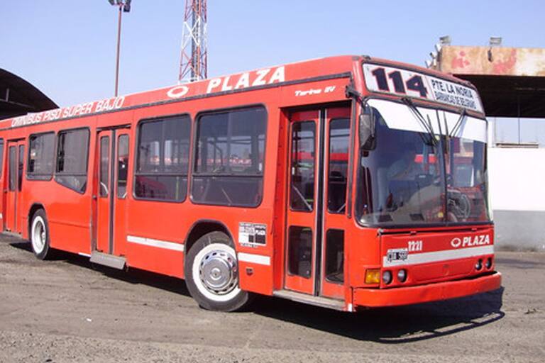 Furia contra un colectivo de la línea 114 - LA NACION