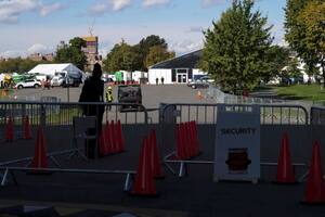 El violento incidente se dio en las instalaciones del centro de ayuda humanitaria en Randall's Island, un complejo de tiendas de campaña gigantes