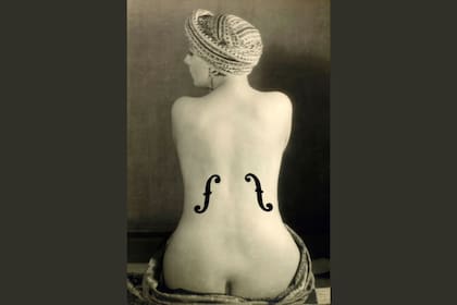 "El violín de Ingres, de 1924 por Man Ray, fotógrafo nacido un día como hoy de 1890