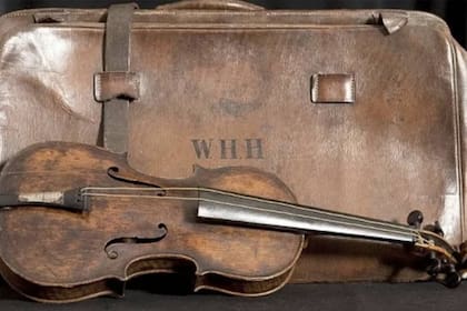 El violín de Wallace Hartley, director de la orquesta del Titanic, fue hallado 10 días después del hundimiento atado al cuerpo del músico en su propio estuche
