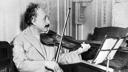 El violín era otro de los talentos del genio de la física
Foto: AFP