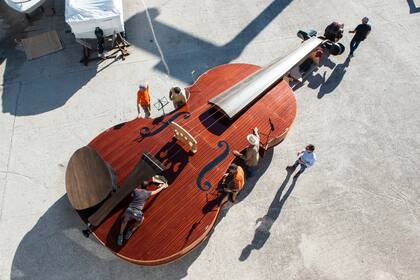 El violín se prepara para su presentación en la salida del astillero donde fue construido por un grupo de artesanos venecianos