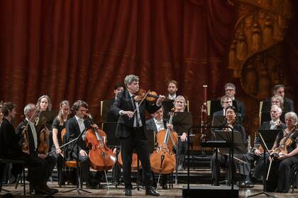 El violinista canadiense sobre el escenario del Teatro Colón, acompañado por la Deutsche Kammerphilharmonie Bremen