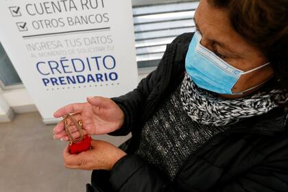 La chilena Lorena Rodríguez, de 47 años tomó la dolorosa decisión de empeñar sus joyas -regalos de décadas anteriores- para tener dinero en efectivo