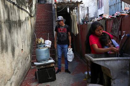 Douglas Felipe Alves Nascimento, de 21 años, perdió su trabajo y vende comida en la calle en San Pablo