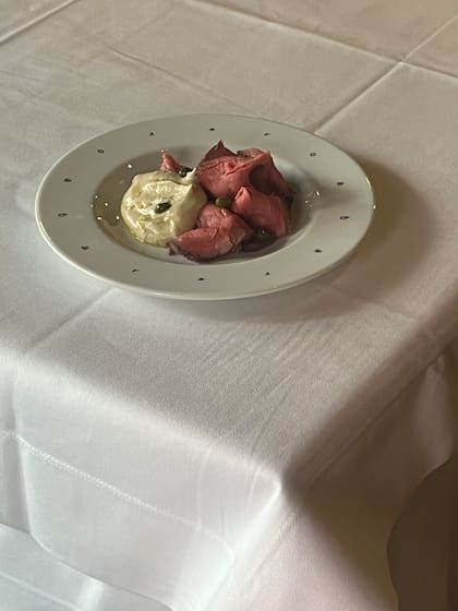 El vitel toné de Roa Bar es una receta auténtica de Piamonte cortado en finas láminas, con una salsa bastante espesa