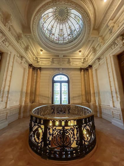 El Vitral Cenital: Lo más llamativo es la cúpula con un vitral circular que permite la entrada de luz natural, decorado con motivos heráldicos y florales clásicos de la época.