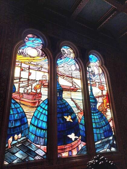 El vitral de Venecia, la otra joya visual del palacio. A diferencia del de Ostia, está en mejores condiciones, y no fue preciso restaurarlo aún.