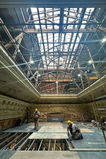 El vitral histórico fue desmontado por completo y trasladado para su limpieza, catalogación y restauración pieza por pieza