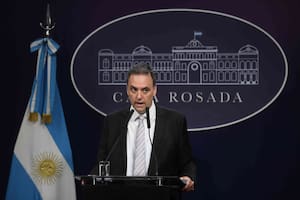 El Ministerio de Defensa incorpora como asesor a un hermano del vocero presidencial Manuel Adorni