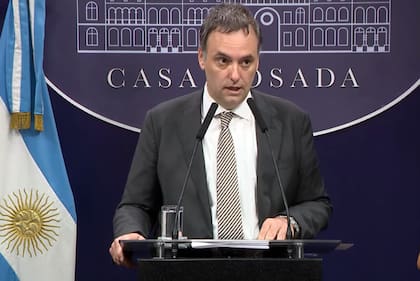 El vocero presidencial, Manuel Adorni, informó el reajuste de las cuotas de las prepagas dispuesto por el Ministerio de Economía.