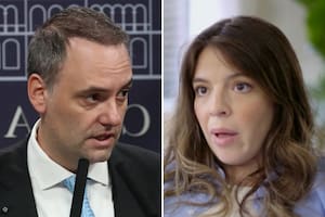 El vocero presidencial Manuel Adorni junto a la hija mayor de Diego Maradona, Dalma