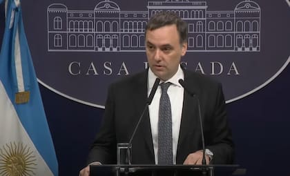 El vocero presidencial, Manuel Adorni, le dio la bienvenida a Sergio Iraeta en el cargo de la Secretaría de Agricultura