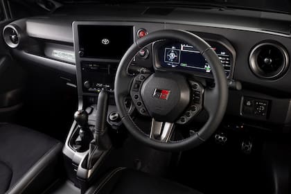 El volante adopta un diámetro más pequeño y con interruptores rediseñados