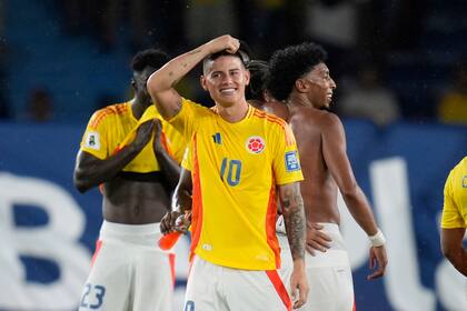 El volante colombiano James Rodríguez y compañeros celebran la victoria 3-0 ante Bolivia que aseguró la clasificación a la Copa Mundial 2026, el jueves 4 de septiembre de 2025, en Barranquilla. (AP Foto/Fernando Vergara)