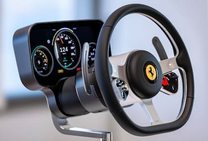 El volante de tres radios está compuesto por 19 piezas mecanizadas y pesa 400 gramos menos que uno convencional de la marca