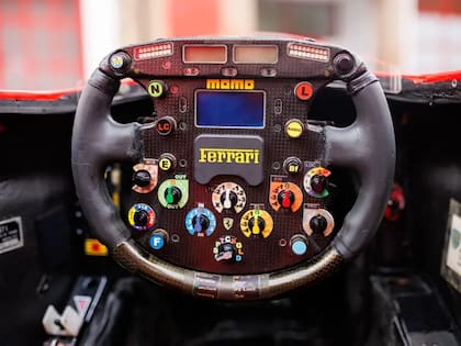 El volante del Ferrari F2001 chasis 211 en detalle (RM Sotheby´s)