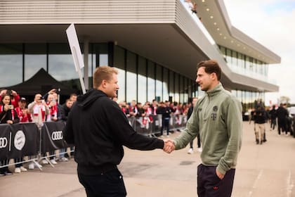 El volante Leon Goretzka maneja un Audi RS e-tron GT Performance