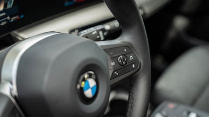 El volante multifunción del interior de la nueva versión del X1