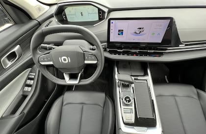 El volante multifunción es de estilo deportivo en forma de D