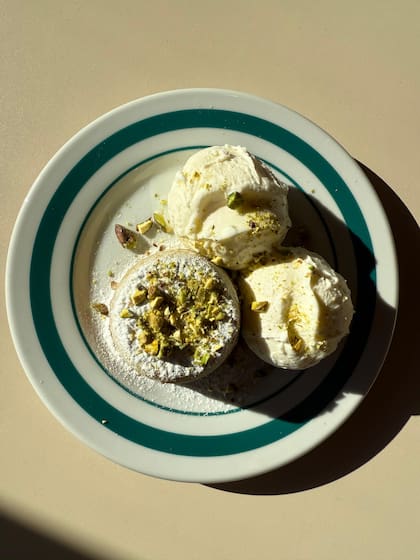 El volcán de chocolate blanco y pistachos es uno de los hits de la carta.