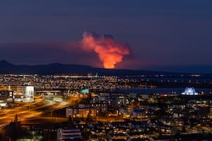 La impactante erupción de un volcán en Islandia obligó a evacuar a miles de personas